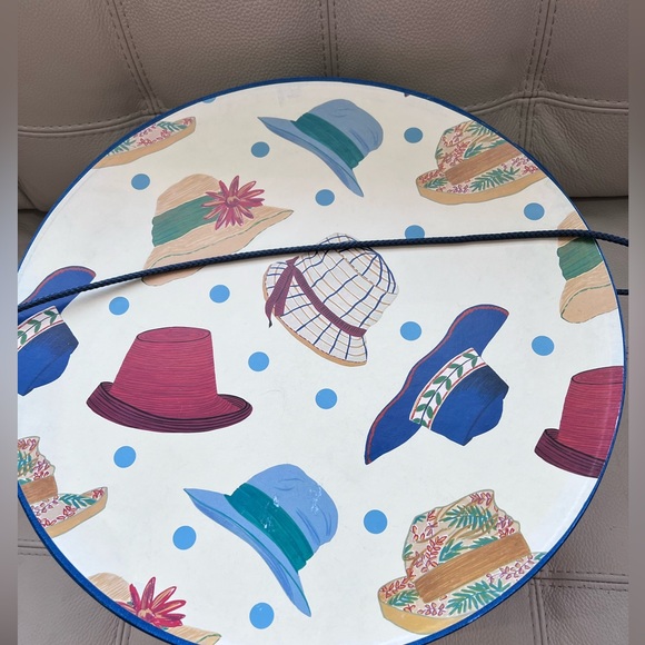 Vintage 2001 16” Diameter x 7.5” High Hat Box - Picture 2 of 6